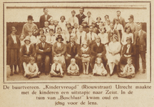 873212 Groepsportret van de kinderen van leden van buurtvereniging Kindervreugd uit de Riouwstraat te Utrecht, met ...